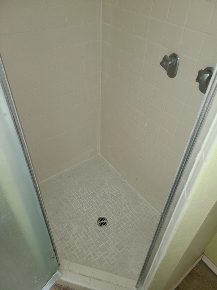 RecaulkingShower2After