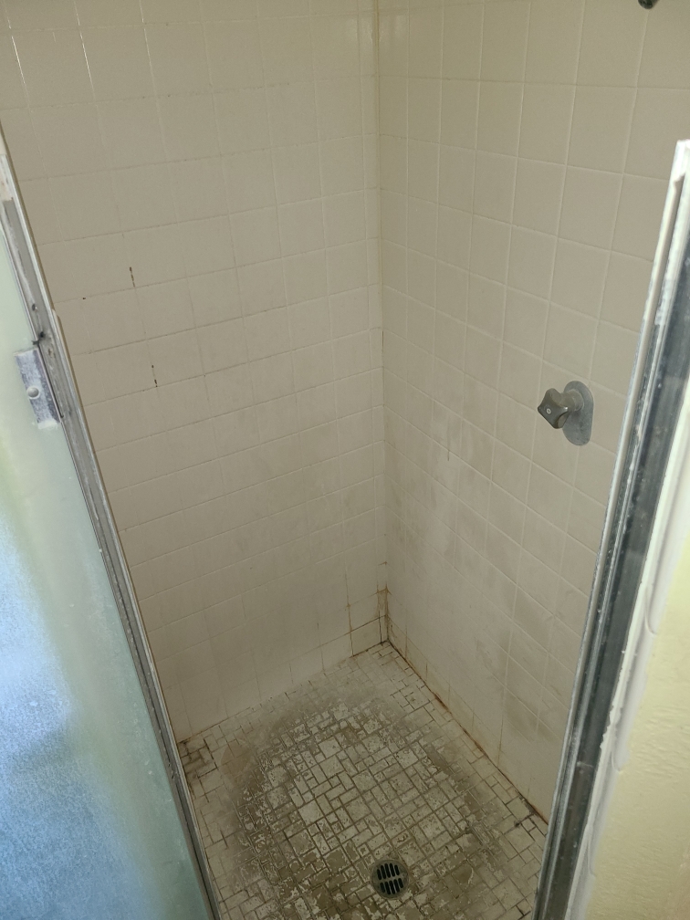 RecaulkingShower2Before